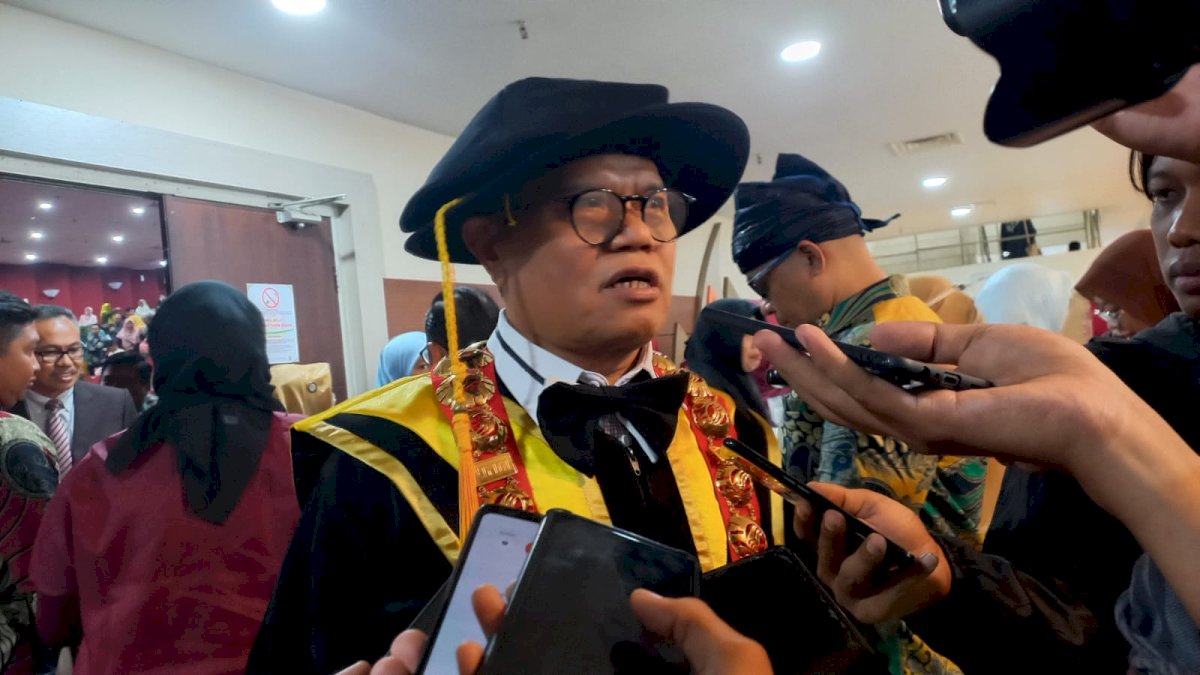 Prof Husain Syam Kukuhkan Ahmad Rifqi Asrib dan Lu’mu Taris Sebagai Guru Besar UNM