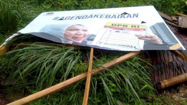 Baliho Caleg DPR RI Dapil Sulsel 3 dirusak orang tak dikenal. Ist