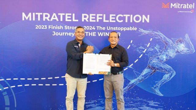 Direktur Utama Mitratel Teddy Hartoko (kiri) dan Direktur Utama Finnet Rakhmad Tunggal Afifuddin usai penandatanganan perjanjian kerja sama dalam penyedia layanan meterai elektronik (e-Meterai) dan tanda tangan elektronik (e-Sign) untuk aplikasi terintegrasi milik Mitratel. Foto: Istimewa