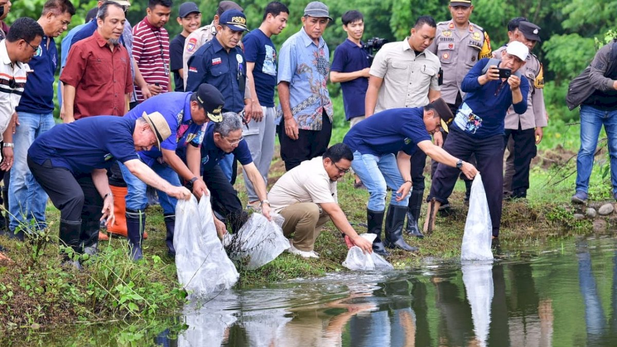 8 Ribu Bibit Ikan Nila Ditebar di Kampus Biru Unismuh