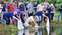 8 Ribu Bibit Ikan Nila Ditebar di Kampus Biru Unismuh