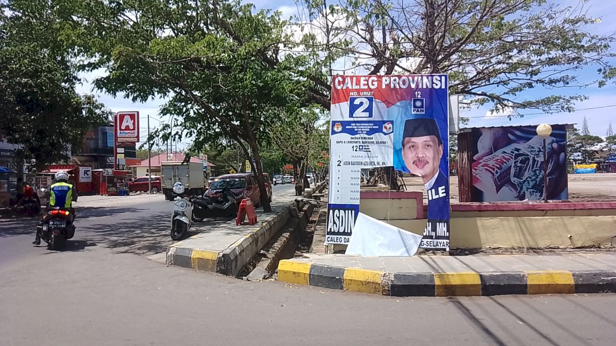 Suhu Politik Mulai “Panas”, Sejumlah Baliho Ketua PAN Jeneponto Dirusak OTK