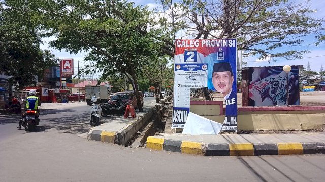 Baliho berukuran besar milik ketua DPD PAN Jeneponto Asdin Basoddin Azis Beta dirusak OTK di samping lapangan Passamaturukan Jeneponto, (Dedi/Sulselsatu)