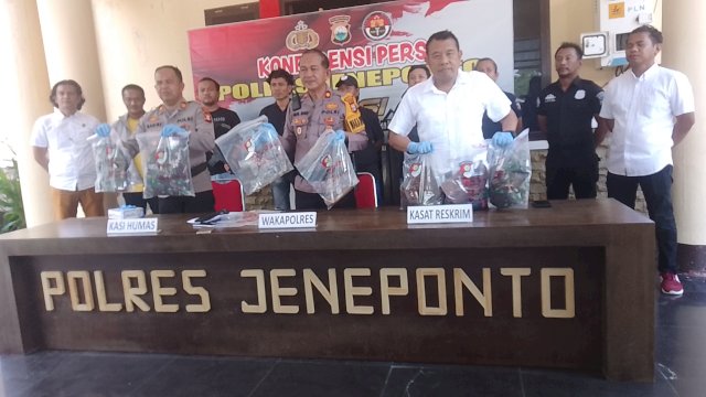 Waka Polres Jeneponto, Kompol Muh Idris pimpin Press release didampingi oleh Kasat Reskrim Polres Jeneponto, AKP Supriadi Anwar dan Kasi Humas Polres Jeneponto, AKP Muh Bakri (Dedi/Sulselsatu)