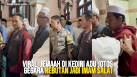 VIDEO: Viral, Jemaah di Kediri Adu Jotos Gegara Rebutan Jadi Imam Salat