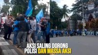 VIDEO: Demo Depan Kampus Unismuh Makassar, Aksi Saling Dorong Polisi dan Massa Aksi