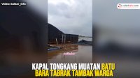 VIDEO: Kapal Tongkang Muatan Batu Bara Tabrak Tambak Warga