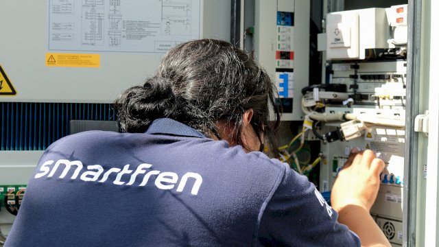 Teknisi Smartfren saat optimalisasi BTS. Foto: Istimewa