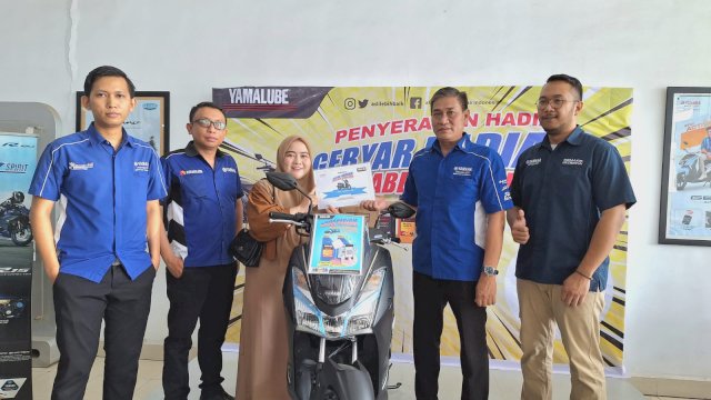 Penyerahan hadiah motor Yamaha Lexi kepada pemenang Gebyar Hadiah Sobek Label Yamalube. Foto: Sri Wahyu Diastuti/Sulselsatu.com 