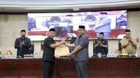 Bupati Luwu Timur Serahkan Propemperda Tahun 2024