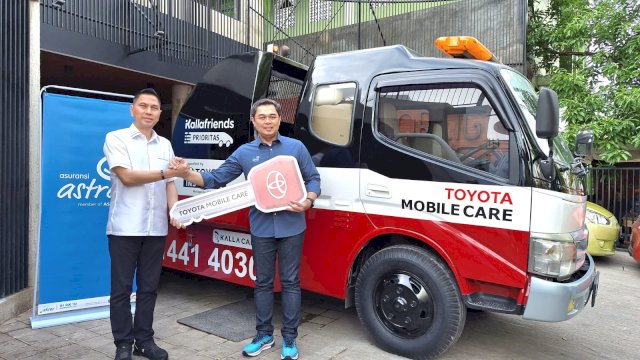 Penyerahan kunci car carrier truck secara simbolis dari Marketing-Retail &amp; Digital Business Director Asuransi Astra Wisnu Kusumawardhana kepada Chief Operating Officer (COO) Kalla Toyota Robby Wijaya. Foto: Sri Wahyu Diastuti/Sulselsatu.com