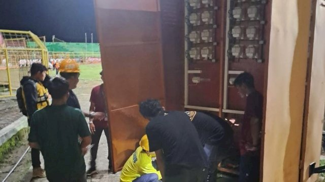 Perbaikan kelistrikan Stadion Gelora BJ Habibie oleh PLN. Foto: Istimewa