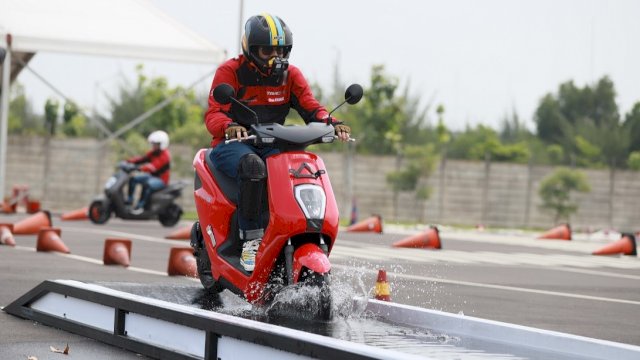 Test ride Honda EM1 e: di genangan air. Foto: Istimewa