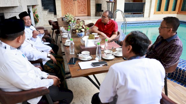 Kabag Kesra Makassar bertemu Wali Kota Makassar Danny Pomanto. Foto: Istimewa