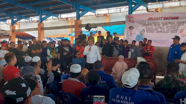 Wali Kota Makassar Moh Ramdhan Pomanto saat berkunjung ke TPI Paotere. Foto: Andi Baso Mappanyompa / Sulselsatu.com.