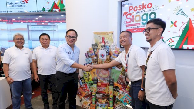 Wakil Menteri BUMN Kartika Wirjoatmodjo (ketiga dari kiri) disaksikan Direktur Utama Telkom Ririek Adriansyah (kedua dari kiri) dan Direktur Network &amp; IT Solution Telkom Herlan Wijanarko (paling kiri) menyerahkan simbolis bingkisan kepada personel posko yang bertugas di Telkom Integrated Operation Center Telkom. Foto: Istimewa