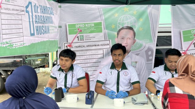 Caleg DPRD Makassar dari PKB Dapil 1 Fahrizal Arrahman Husain alias dokter Ichal memimpin timnya menggelar pemeriksaan kesehatan gratis bagi warga. Ist