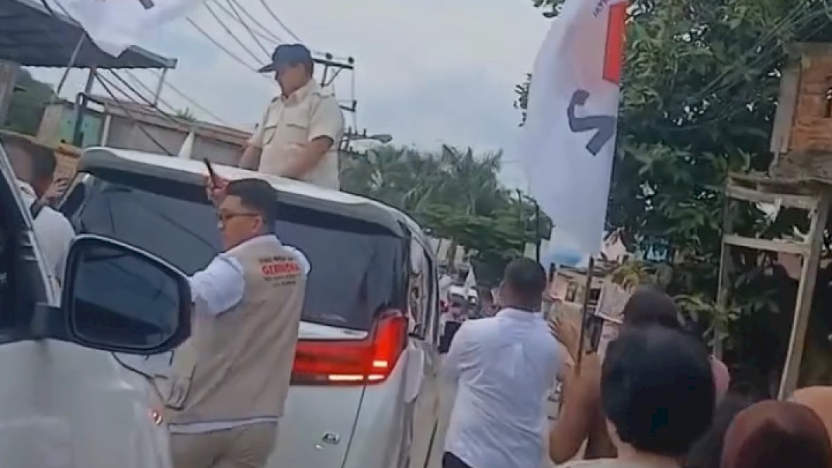 VIDEO: Aksi Warga Rebutan Kaos dari Capres Prabowo Subianto