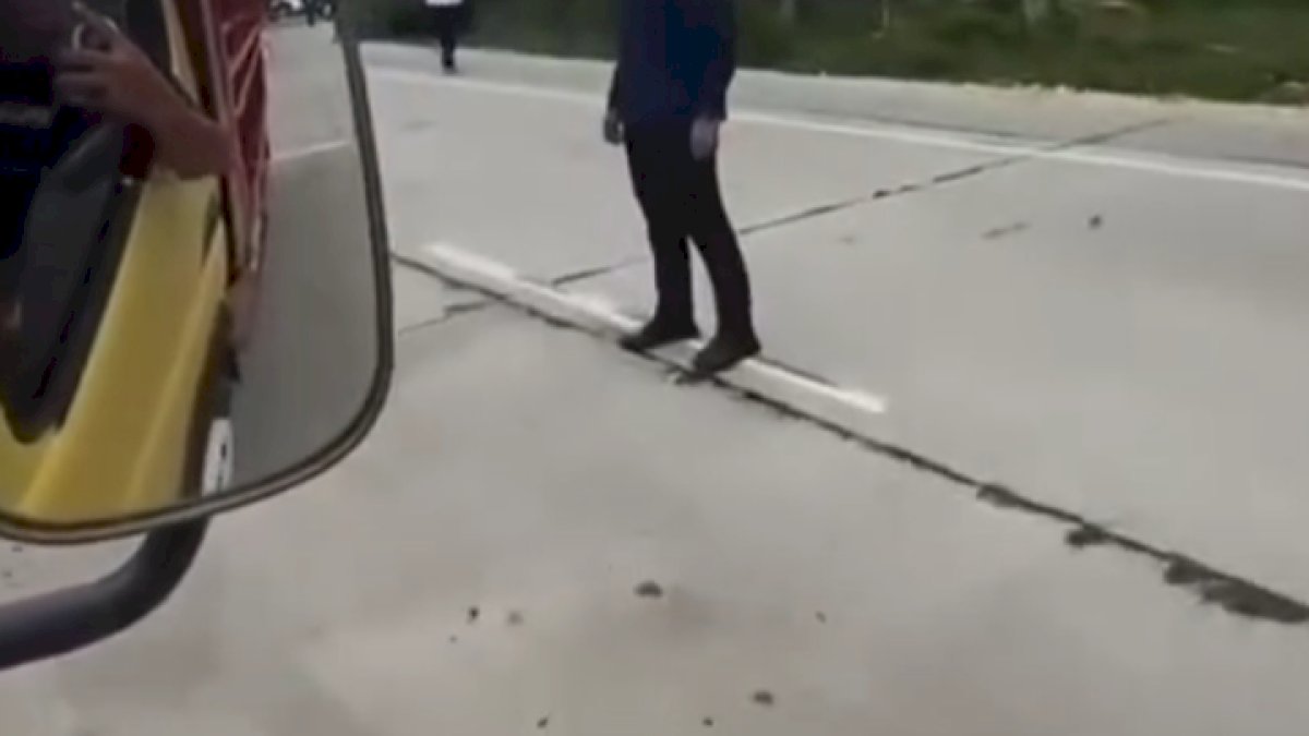 VIDEO: Mobil Presiden Jokowi Berhenti di Pinggir Jalan, Diduga Ban Bocor