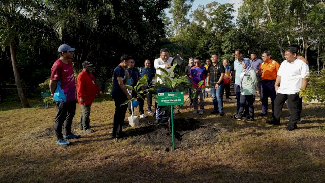 Bahtiar Baharuddin saat menanam pohon di Taman Kehati PT Vale. Foto: Istimewa