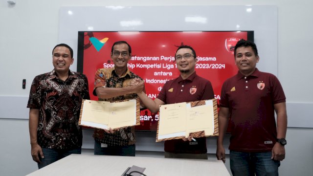Penandatanganan MoU kerja sama Vice President PT Vale Indonesia Adriansyah Chaniago dengan Direktur Utama PT Persaudaraan Sepakbola Makassar Sadikin Aksa. Foto: Istimewa