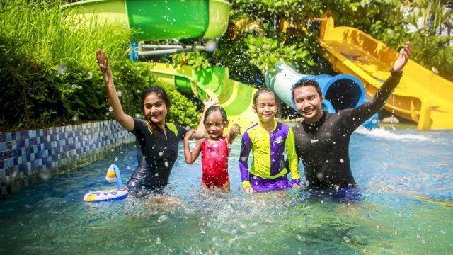 Pengunjung yang berfoto pada salah satu kolam di BWP. Foto: Istimewa
