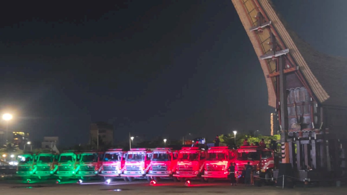 Damkar Makassar Tunjukkan Dukungan untuk Palestina dengan Water Dance di Malam Pergantian Tahun
