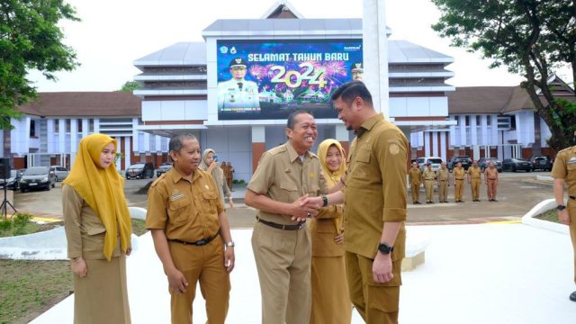 Bupati Gowa Adnan Purichta Ichsan bersama ASN dan non ASN yang teladan selama 2023. Foto: Istimewa