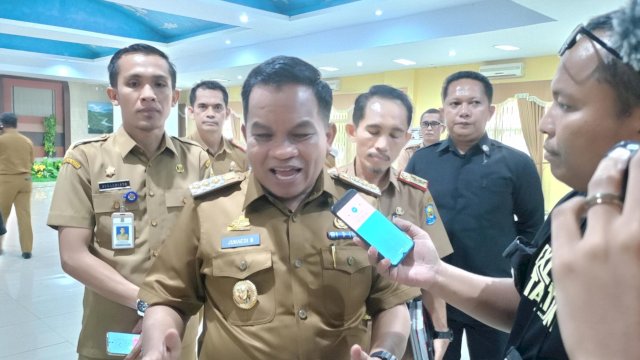 PJ Bupati Jeneponto, Junaedi B saat di wawancara oleh awak media dihari perdananya masuk kantor (Int)