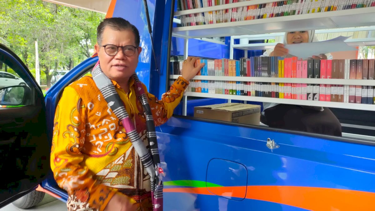Rektor UNM Serahkan Hibah Mobil Perpustakaan