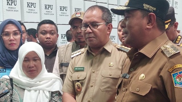 Wali Kota Makassar Moh Ramdhan Pomanto mendampingi Pj Gubernur Sulsel Bahtiar Baharuddin tinjau gudang logistik KPU. Foto/Andi Baso Mappanyompa