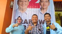 Sawaluddin Arief Bersama Tim Prabowo-Gibran Bagi Makan Siang dan Susu Gratis ke Ratusan Warga Makassar