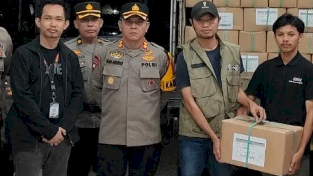 Kapolres Jeneponto Pimpin Langsung Pengamanan Kedatangan Surat Suara