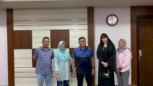 Caleg DPR RI dari Partai Gerindra Misrayanti (baju hitam) bertemu dengan politisi senior Gerindra Sulsel Andi Idris Manggabarani. Ist