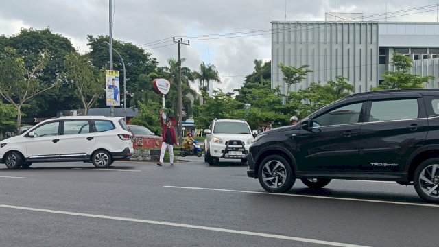 Pak ogah di putaran U-turn Jalan AP Pettarani. Foto: Andi Baso Mappanyompa / Sulselsatu.com