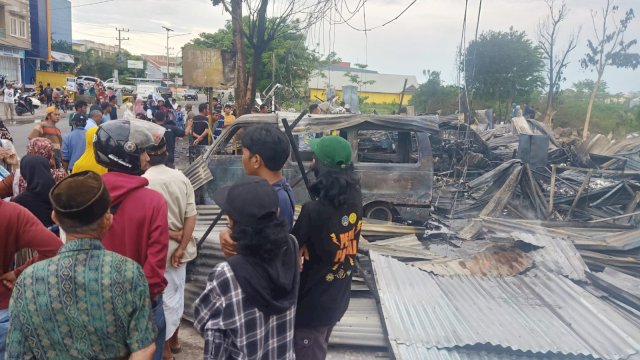 Kondisi kios yang terbakar depan BRI Unit Balang Jeneponto (Int)