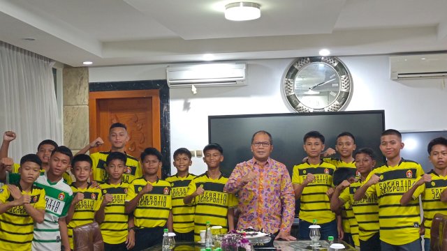 Wali Kota Makassar Moh Ramdhan Pomanto menjamu khusus tim Persijo U-13 di kediaman pribadinya pada Senin 15 Januari 2024.