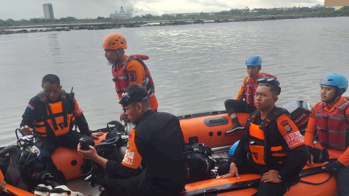 BPBD Bersama Damkar Kota Makassar Perkuat Tim SAR Gabungan, Cari Korban Kapal Terbalik di CPI