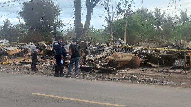 Proses olah TKP tim Labfor Polda Sulsel dan Polres Jeneponto Dilokasi terbakarnya 11 Kios di Jeneponto (Dedi/sulselsatu)