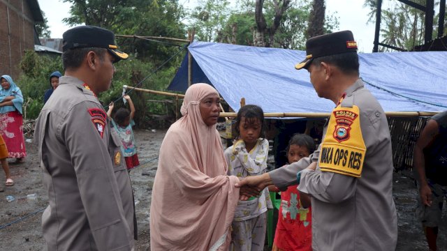 Kapolres Jeneponto AKBP Budi Hidayat pimpin penyerahan bantuan sembako ke korban kebakaran di Sidenre (Dedi/sulselsatu)