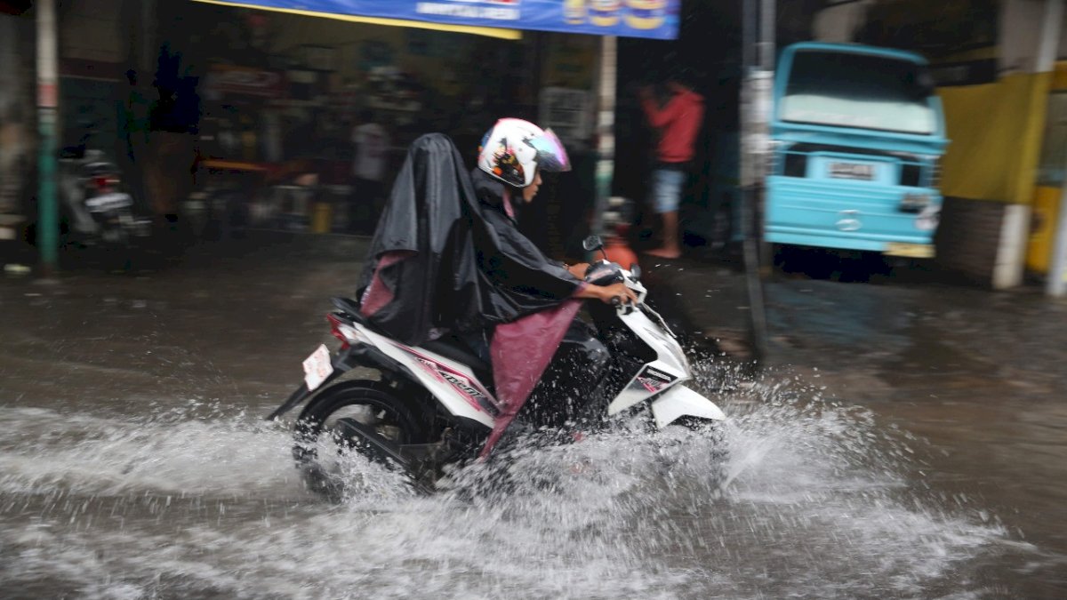 Berkendara Tetap Aman dan Nyaman di Musim Hujan, Begini Tips Asmo Sulsel