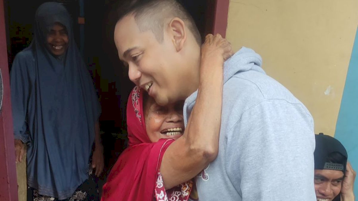 Legislator Makassar Rahmat Taqwa Bagi-bagi Bantuan Modal Usaha ke Warga