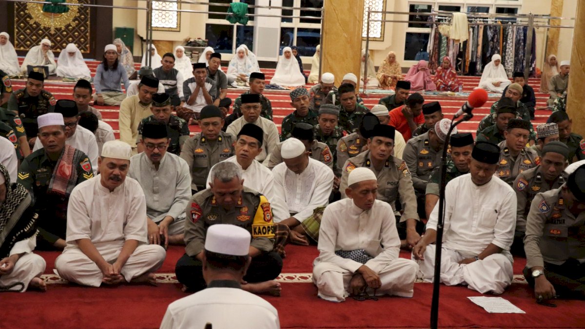 Jelang Pemilu, Pj Bupati dan Forkopimda Gelar Sholat Subuh dan Zikir Bersama di Masjid Agung Jeneponto
