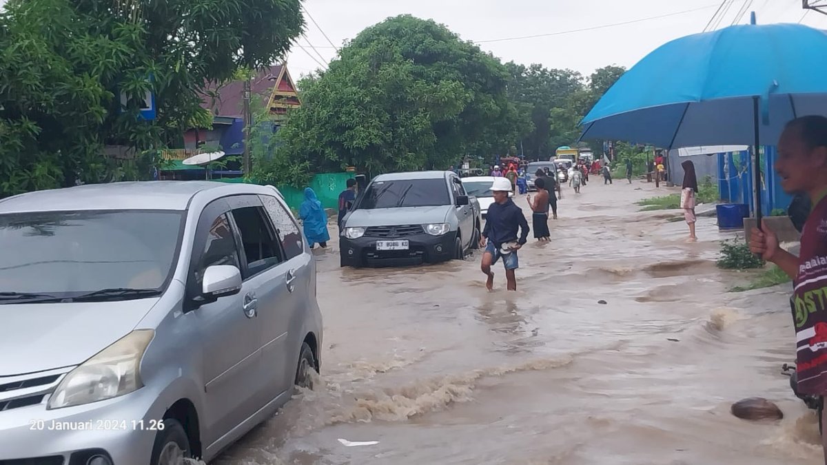 Breaking News : Curah Hujan Cukup Tinggi, Banjir Rendam Jalan Poros Jeneponto di Tamalatea