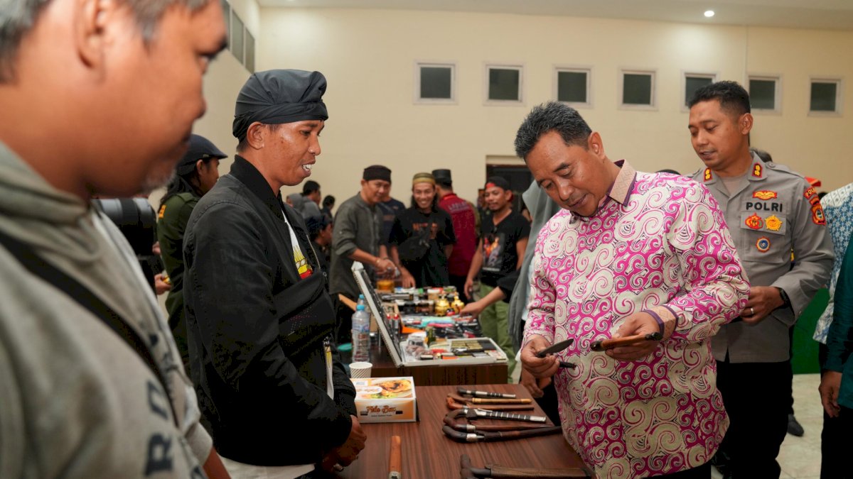 Pj Gubernur Bahtiar Serahkan Penghargaan ke Komunitas Bilah Pusaka