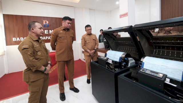 Bupati Gowa Adnan Purichta Ichsan saat melihat proses pencetakan massal surat pajak bumi. Foto: Istimewa