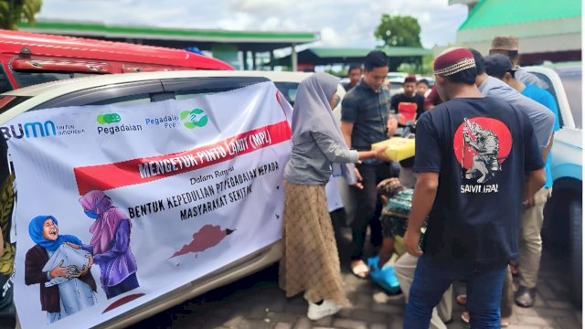Pegadaian bagi bantuan paket makanan di seluruh cabang kantor wilayah VI Makassar. Foto: Istimewa