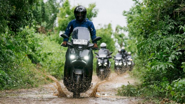 Berkendara saat musim hujan. Foto: Istimewa