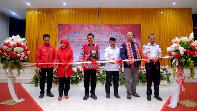 Peresmian dan serah terima Penerangan Jalan Umum Tenaga Surya (PJU-TS) di Gedung D&rsquo;Bollo, Sungguminasa. Foto: Istimewa