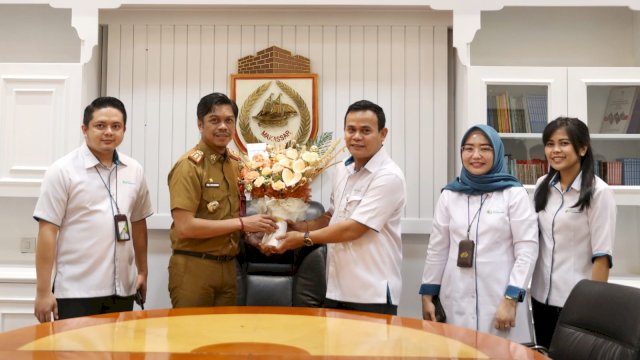 PJ Sekda Kota Makassar Firman Hamid Pagarra saat menerima audiensi Kepala Cabang BPJS Ketenagakerjaan I Nyoman Hari. Foto: Istimewa